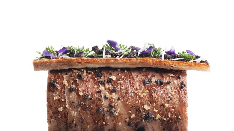 Grillad skinkstek med frasig svål och vilda örter