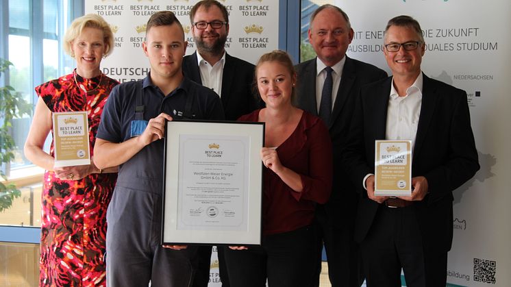  Melanie Holverscheid (kaufm. Ausbildung), Dustin Scheibler (techn. Azubi), Niels Köstring (AUBI-Plus), Lisa Neumann (kaufm. Azubi), Dr. Stephan Nahrath (Geschäftsführer WWE) und Burkhard Thiele (Leiter technische Aus- und Weiterbildung) (v. l.)
