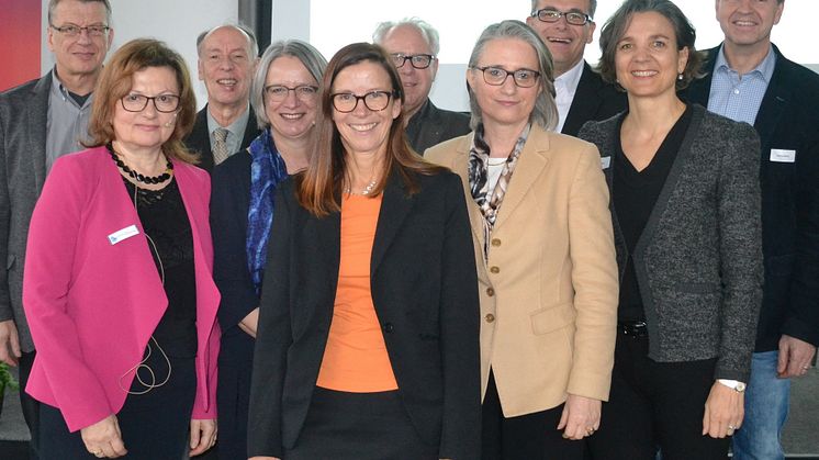 (v.li.): Dr. Michael Bestler, Prof. Dr. Elke Berninger-Schäfer, Prof. Dr. Michael Nagy, Katrin Schöpf, Heidi Kupke, Thomas Berg, Prof. Dr. Annette Noller, Michael Ehrmann, Floriane Kappler, Michael Basler. Text & Foto: Franz Motzko