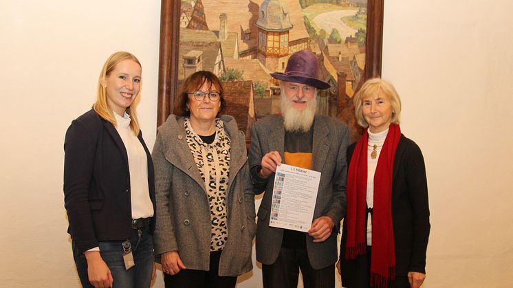 Freuen sich auf die Veranstaltungen der LitHöxter3 im historischen Rathaus (v. l.): Leonie Riekschnietz, Kommunalreferentin WWE, Lielo Sterzik, Uwe Frenzel und Gunda Mayer, Vors., alle Märchengesellschaft Höxter.