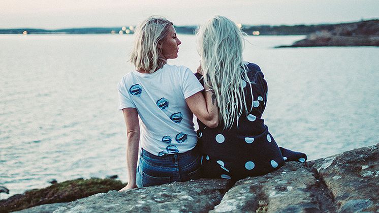 Scorett har i samarbete med FGL Store samverkat med projektet Sisterhood. Fotograf: Simon Lautrup för FGL Store.