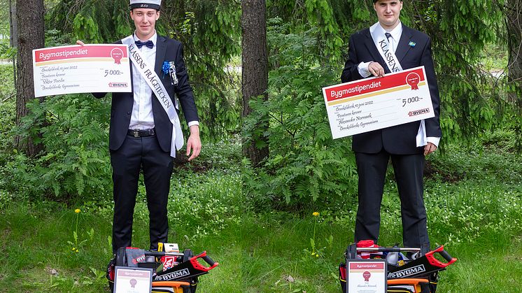 Eleverna Viktor Forslin och Alexander Normark vid Örnsköldsviks gymnasium mottar årets Bygmastipendium från Bygma Örnsköldsvik