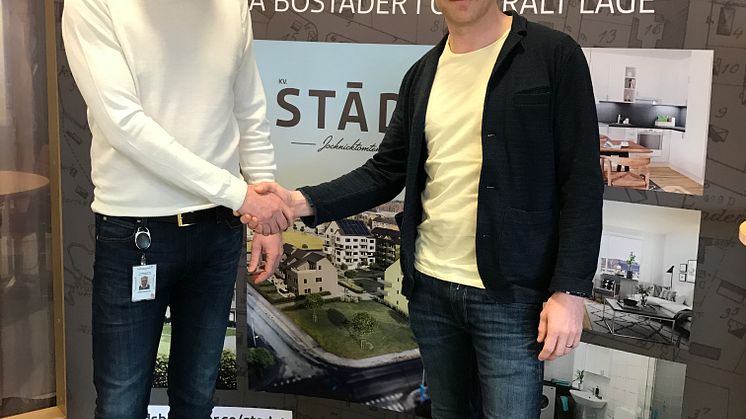 Mikael och Michael tar i hand. VD:arna för Finnvedsbostäder och Bygga GWG är överens. 