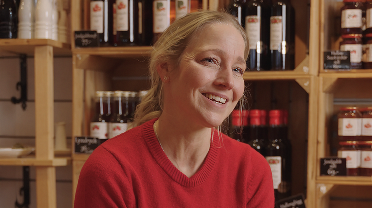 Anna Biärsjö driver Hallongården tillsammans med sin familj.  Bild: Hybrid State