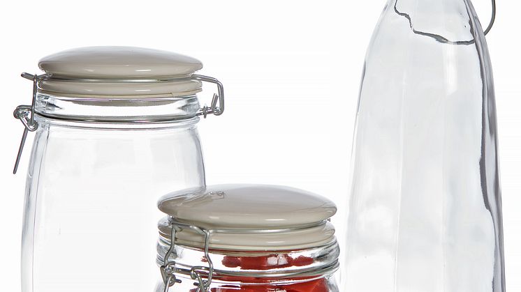 Flaskor i glas för sylt och saft