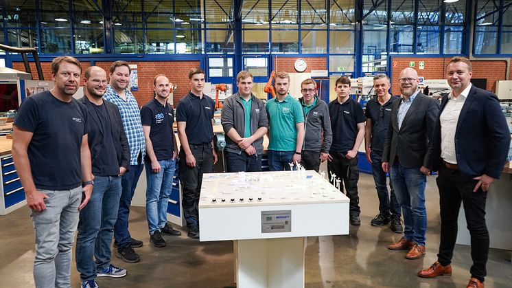 Präsentieren das Modell des Paderborner Wasserstoffprojekts - Das Projektteam von Uni Paderborn, Benteler und Westfalen Weser