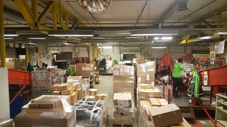 Full fart på Postens Godssenter i Oslo. Her satte de rekord med 208.000 pakker på ett døgn i forrige uke.