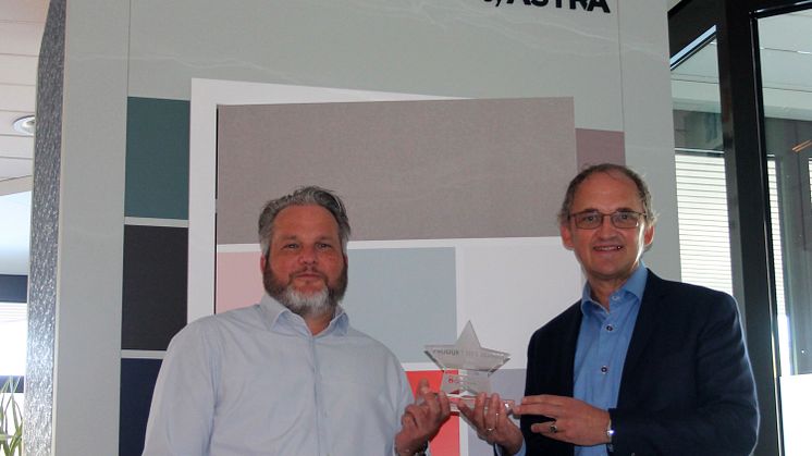 Wolfgang Grauthoff (l.), geschäftsführender Gesellschafter der Grauthoff Gruppe, nahm erfreut zusammen mit Marketing- und Kommunikationsleiter Manuel Steinmetz die Trophäe der Fachzeitschrift Bauelement & Technik entgegen.