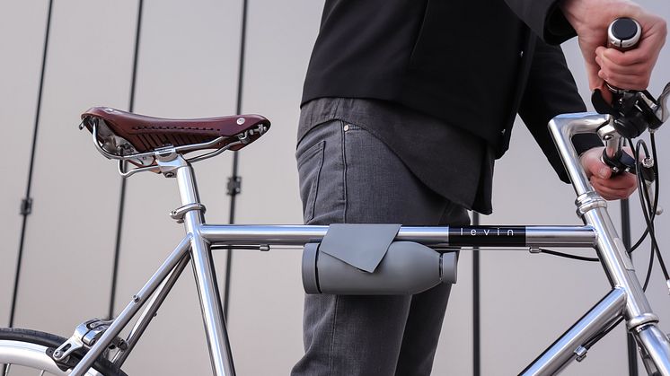 Vattenflaska i glas med silikonfodral, på cykelram