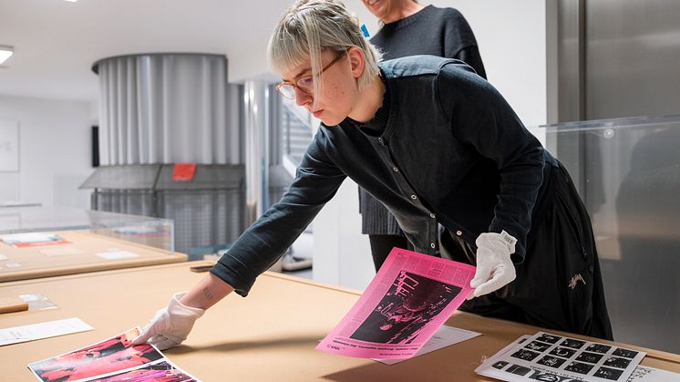 Elise By Olsen med pressekontakt Else Thorenfeldt, går gjennom materialet. (Foto: Ina Wesenberg/Nasjonalmuseet)