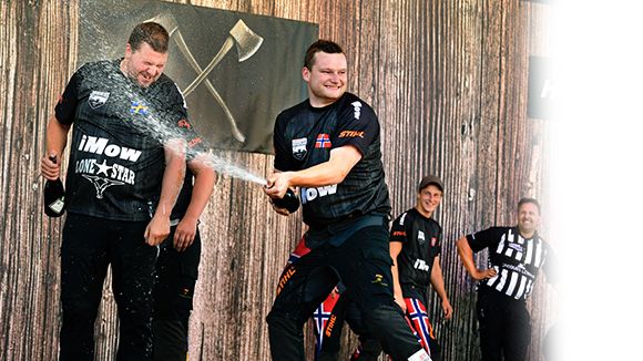 SLAPP JUBELEN LØS: Timbersports-utøveren Vebjørn Bleka Sønsteby fra Brøttum kunne glede seg over sin første internasjonale seier i konkurransen «Helsingborg Cup» lørdag. Foto: Tommy Holl