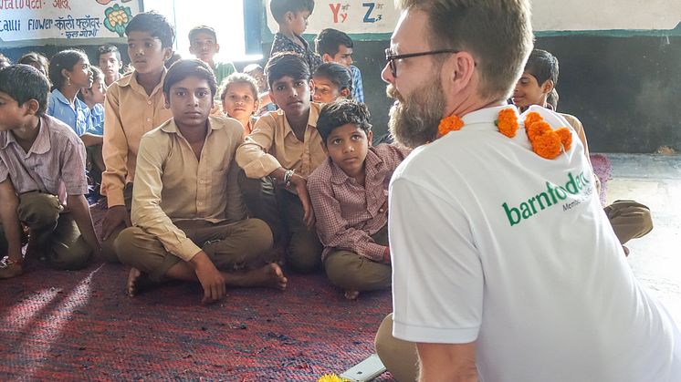 Thomas Rebermark på skolbesök i Gogunda, Indien. 