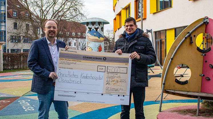 CKO Geschäftsführer Michael Richter freute sich über den großen symbolischen Spendenscheck, den Frederick Beckmann (CEO bei Q1) überreichte. (v. l. n. r.).