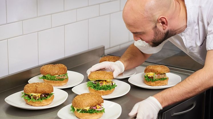 Menigos Niklas Lindblad veggieboostar med Vegme hamburgare 