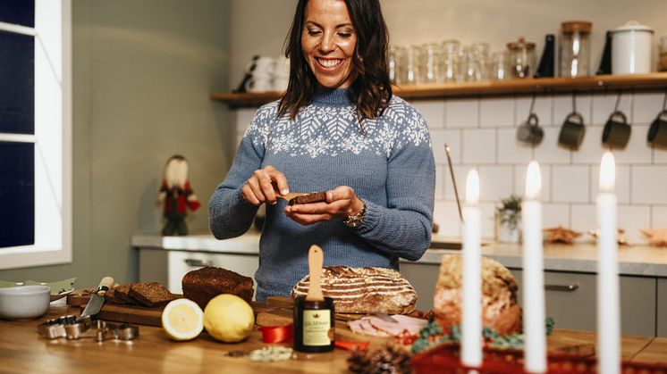 Charlotte Kalla smaksätter årets julsenap från Kronans Apotek 