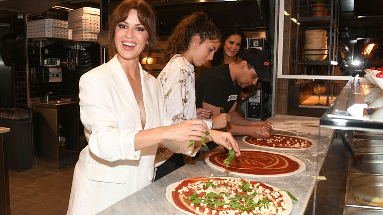 Natalia Avelon mit Mariella Ahrens und Tochter Lucia an der L’Osteria Pizzastation