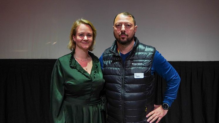 Frivillighetskonferansen 2023: Byråden for sosiale tjenester, Julianne Ferskaug og en av finalistene til frivillighetsprisen, Gianpaolo (Paolo) Caroprese