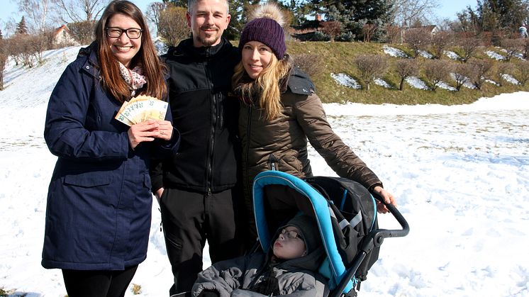 Ulrike Herkner, Geschäftsführerin des Fördervereins Kinderhospiz Bärenherz Leipzig, mit Andreas Müller, Christina Michel und dem kleinen Moritz