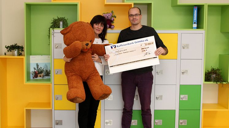 Mona Meister vom Kinderhospiz Bärenherz mit Mietrachef Jörg Trautner während der Spendenübergabe im Firmensitz in Bad Laußnick