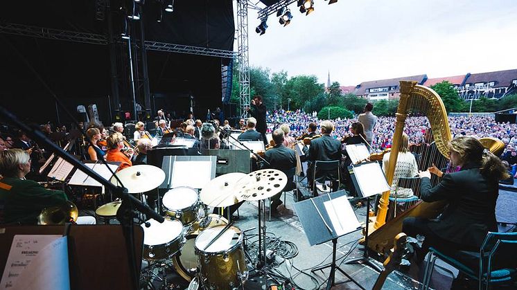 Ola Salo och Helsingborgs Symfoniorkesters i en gemensam konsert på Furutorpsplatsen under Hx 2017.