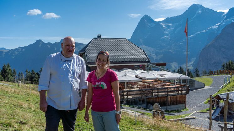 Pascal "Päsci" Ramponi mit Tochter Audrey Ramponi vor dem Panorama Restaurant Allmendhubel