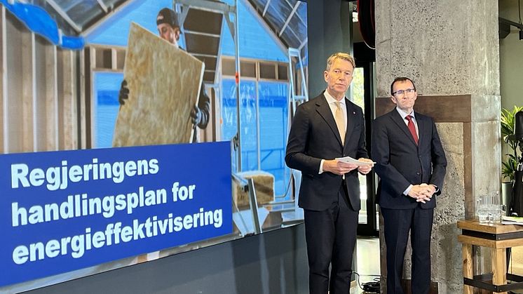 Olje- og energiminister Terje Aasland (t.v) og klima- og miljøminister Espen Barth Eide la frem regjeringens handlingsplan for energieffektivisering i alle deler av norsk økonomi på hovedkontoret til Oslo Havn 5. oktober. Foto: Stine Grimsrud/OED