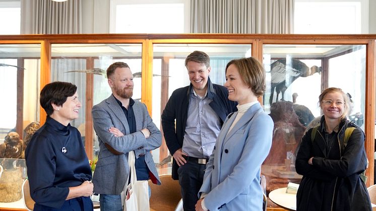 Det var god stemning da kulturministeren fikk høre om Akroplisvisjonen! 