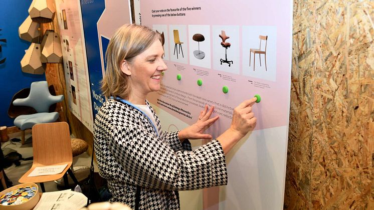 Sveriges miljöminister Karolina Skog röstar i tävlingen Sustainable Chairs. Foto: Robert Bednarczyk/Nordiska ministerrådet