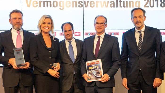 Freuen sich über die Auszeichnung (v.l.): Michael Schülke, René Hermanns, Clemens Berendt und Olaf Klose von der apoBank mit der Moderatorin Carola Ferstl