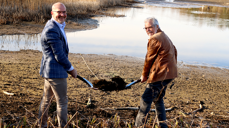 Første spadestik i en af de tømte Mastrup Søer