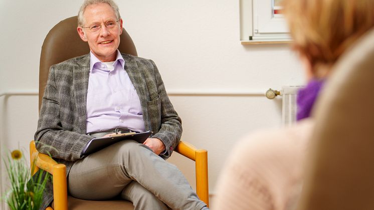 Als Chefarzt den Patient*innen auf Augenhöhe zu begegnen - das ist Dr. Thomas Polak wichtig. 