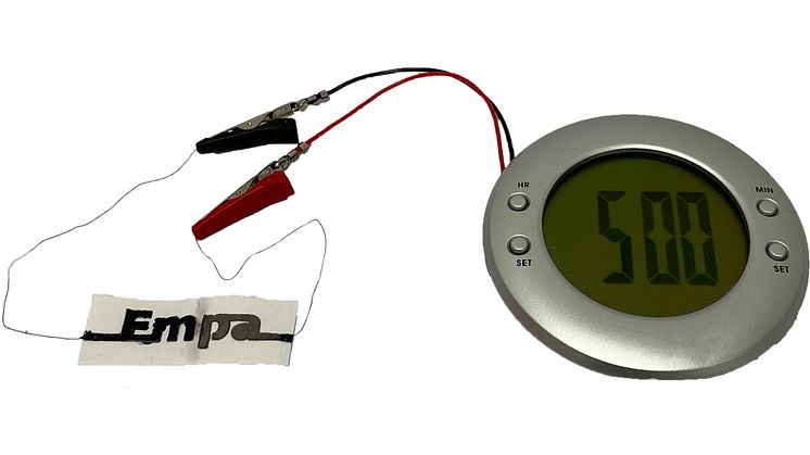 När forskningsteamet på Empa testade pappersbatteriet producerade det 1.2V och kunde driva displayen på en helt vanlig väckarklocka i ungefär en timme. Foto: EMPA