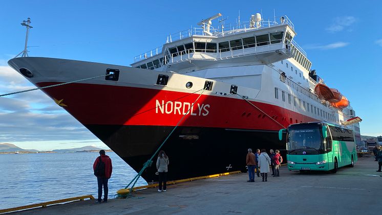 Busselskapet Tides nye el-turbuss skal nå ta med Hurtigruten Norges gjester på utslippsfrie utflukter fra Ålesund. Her fra den første utflukten med gjester fra MS Nordlys. Foto: Hurtigruten Norge