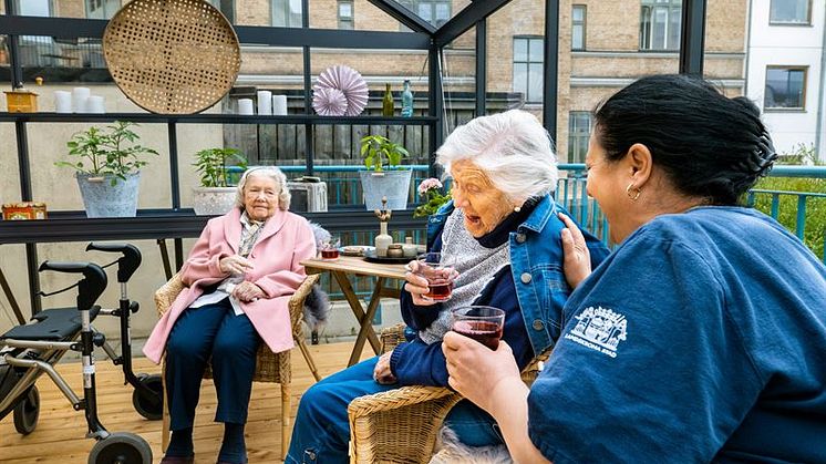 Märta Geijron (jeansjacka) Paula Persson (rosa kappa) Undersköterska Alija Cancar