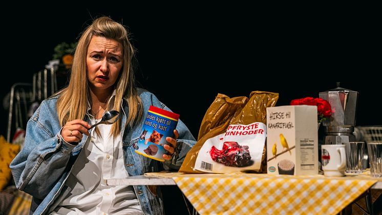 I dyrtid er gode råd dyre. Men å stele er gratis. Marie Blokhus i prøvar til Vi betaler ikkje! Vi betaler ikkje! Foto: Ole Herman Andersen/Det Norske Teatret.