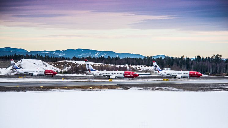 Tre Norwegian-fly på rad i vinterlandskap