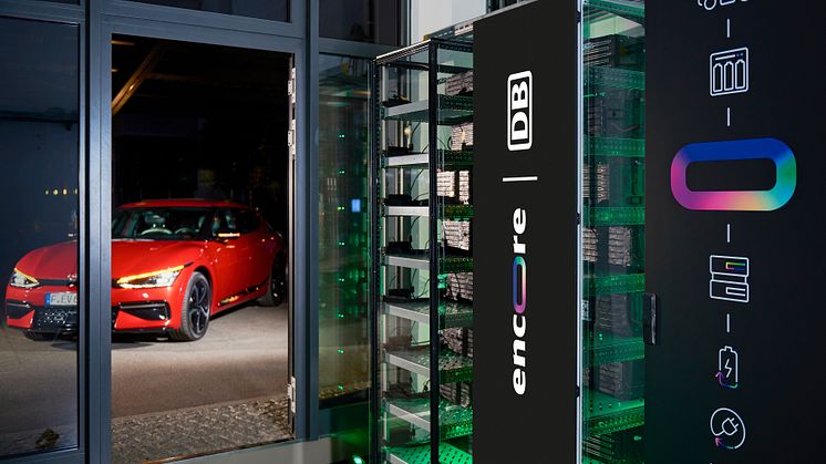 Kia Europe og Deutche Bahn start-up har netop afsløret en prototype af et energilagringssystem på EUREF-Campus i Berlin, lavet udelukkende af genbrugte batterimoduler fra Kia e-Soul.