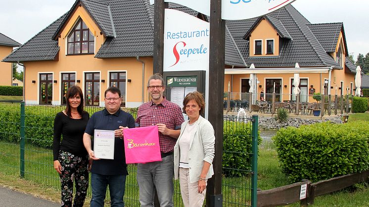 Mona Meister vom Förderverein Kinderhospiz Bärenherz Leipzig e.V., Geschäftsführer René Kreuzmann und Torsten Meier vom Seepark Auenhain sowie Sylvia Heumann, Hospizleiterin 