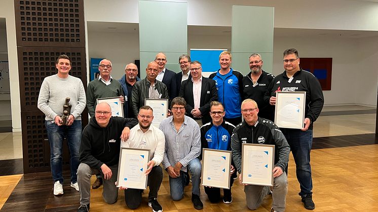 Andreas Eurich mit Heiner Fragemann, Stefan Langerfeld, Rüdiger Vollborn sowie den Preisträgern des Barmenia-Fairplay-Pokals