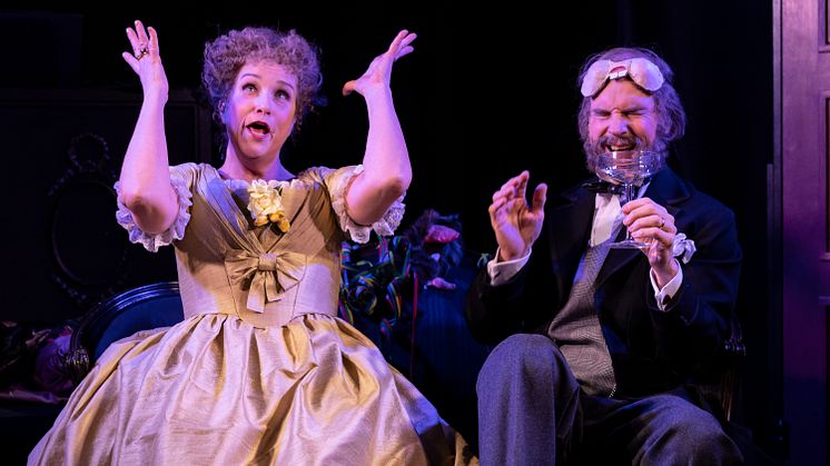 Carolina Sandgren och Lars Hjertner som Hortense Schneider och Jacques Offenbach i Champagnetårar. Foto Tilo Stengel