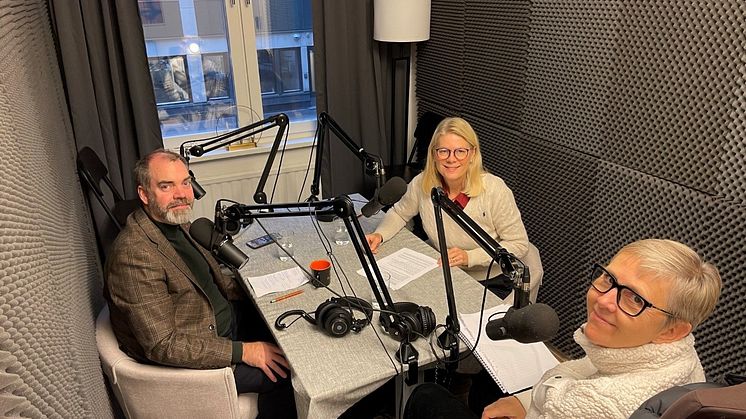 Bild: Fredrik Lundh Sammeli (S), Lise Lidbäck och Petra Eurenius vid inspelningen av Sällsynta Podden.