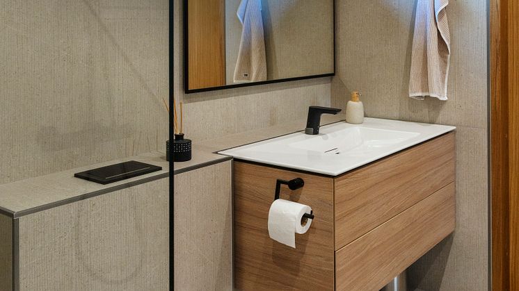 Geberit ONE -tasoallas ja -kaluste tammen sävyssä, Acanto-seinä-wc-istuin.jpg