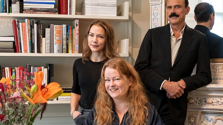 Rymdföretaget I.S.A.A.C. har hittat sitt första hem hos smarta DNAB, mitt i centrala Stockholm. Från vänster: Sofi Mork, vd DNAB, Cecilia Hertz, grundare I.S.A.A.C. och Mattias Hansson vd I.S.A.A.C. Foto: Philip Löfstedt