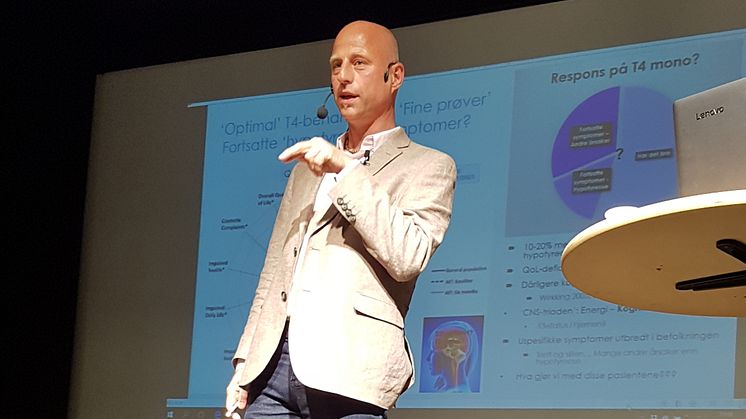 Lars Omdal, läkare och specialist i allmänmedicin, funktionsmedicin och miljö- och näringsmedicin, föreläser om underfunktion i sköldkörteln och hur vården kan angripa problemet om inte standardmedicineringen ger tillräcklig symtomlindring.
