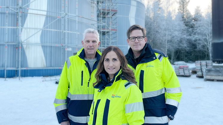 Installationen av cisternen är färdig och Tomas Johansson, projektingenjör, Ulrike Schäufele, strategisk inköpare, och Daniel Eriksson, chef Värme & kyla, ör nöjda med resultatet.