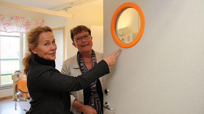 ​Wilhelmina Hoffman, verksamhetsansvarig på Silviahemmet, är mycket nöjd med de nya färgade ringarna på patientrummen på avdelning 1. Till höger, enhetschef Margareta Söderman.