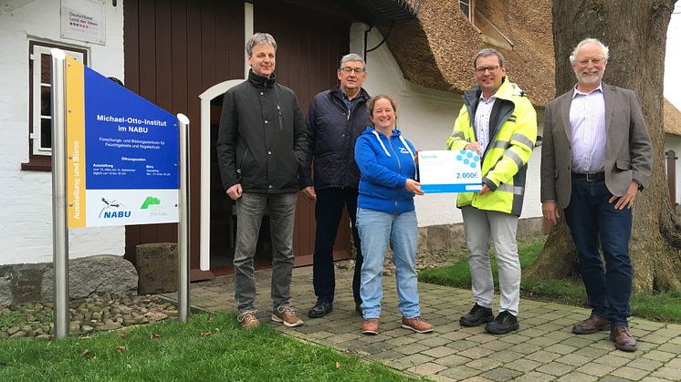 Frauke Mohrwinkel vom NABU Bergenhusen freut sich über die Spende. Das Geld soll in Storchenprojekte fließen. (v.li.) Jörg Rohwer, Helmut Schriever (Bürgermeister Bergenhusen), Peter Grau und Ralf Loell.