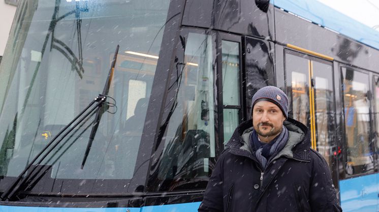 Kronprinsen besøker ansatte i Sporveien, på Holtet trikkebase, og får fremvist en av Oslos nye trikker
