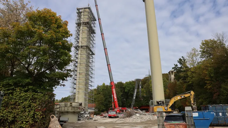 Am Kraftwerksstandort Hausham werden derzeit die zwei verbliebenen Kamine zurückgebaut.