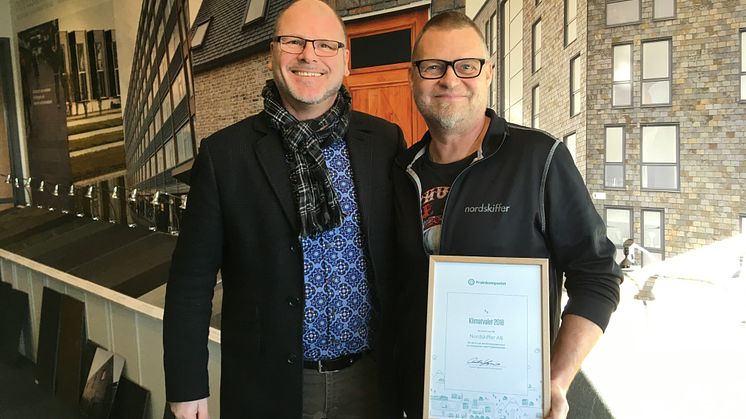 Kjell Karlsson från Fraktkompaniet delar ut diplom till logistikansvarige Magnus Nilsson på Nordskiffer.